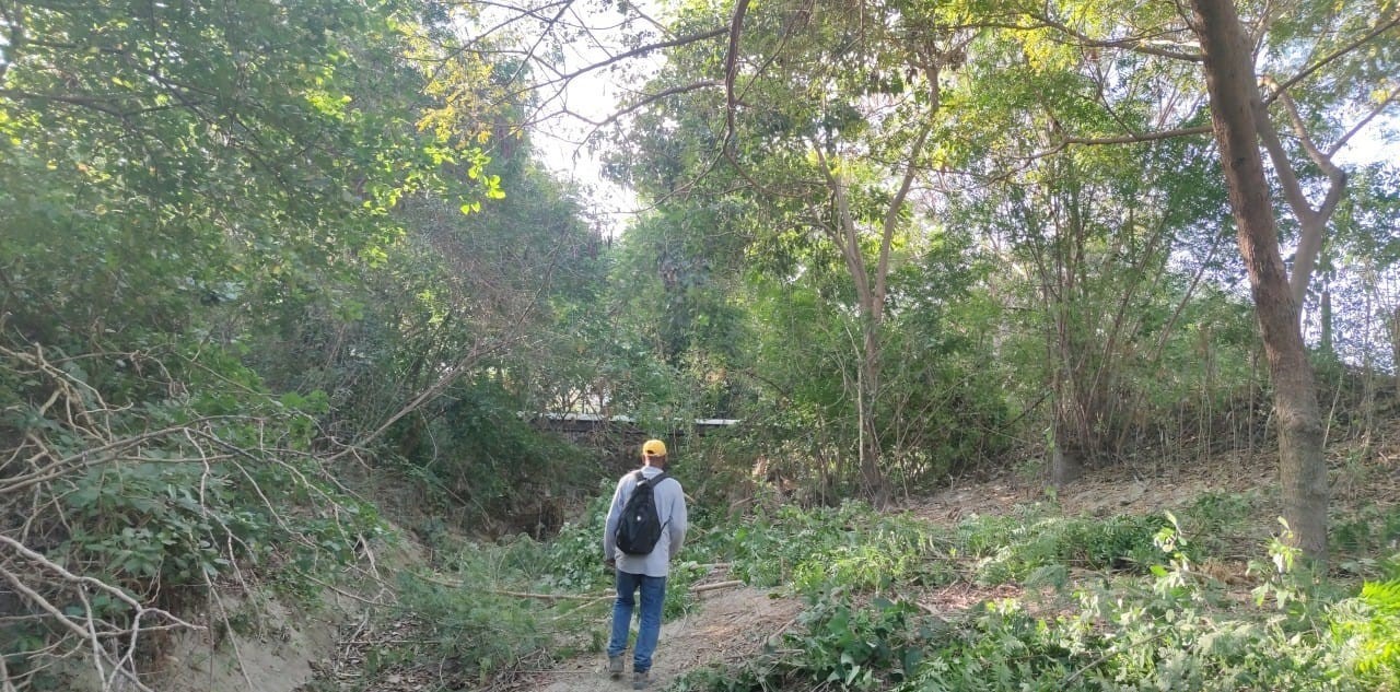 Panaromica Canal Bureche sin intervenciòn, con un funcionario caminando 