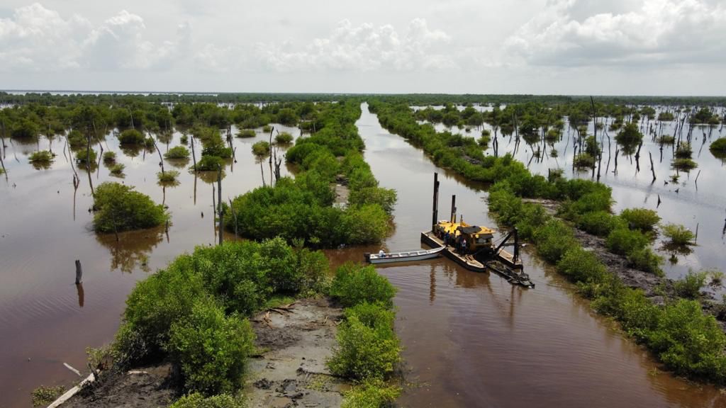 Panoramica Ciénaga Grande maquina sobre caño