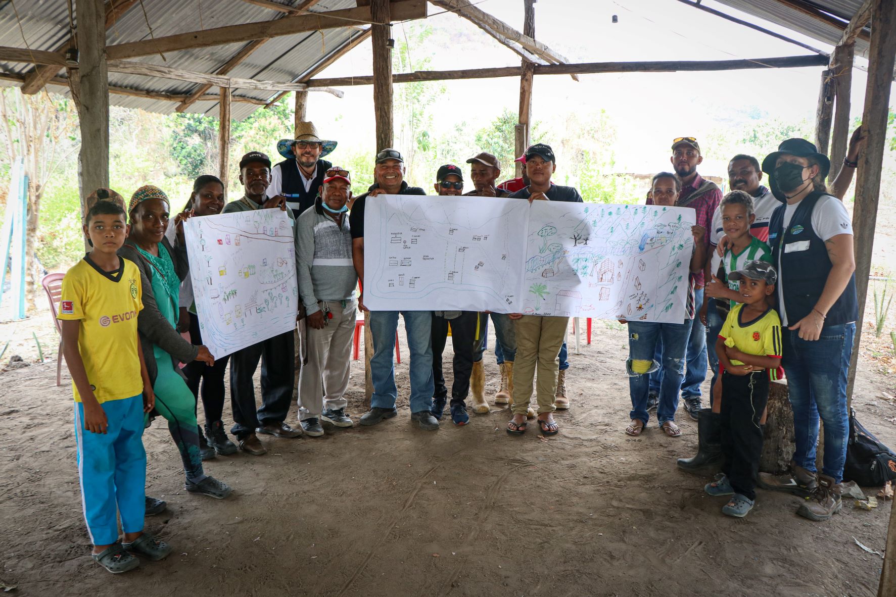 Personas afrodescendientes reunidas para foto con capacitador de CORPAMAG