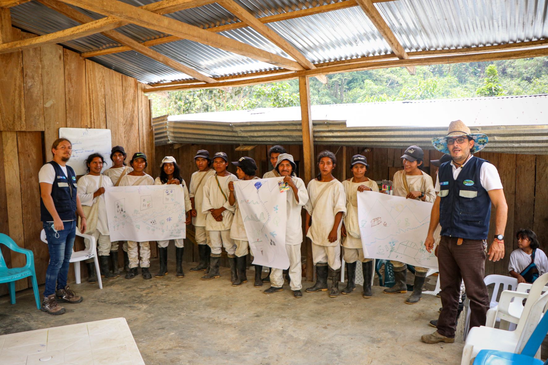 Comunidad indigena posando para foto con capacitadores