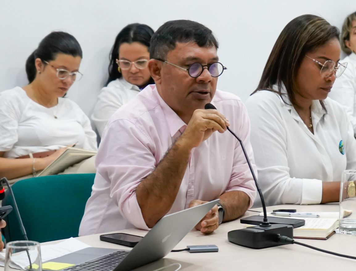 Foto del Director de CORPAMAG en el auditorio hablando por micròfono