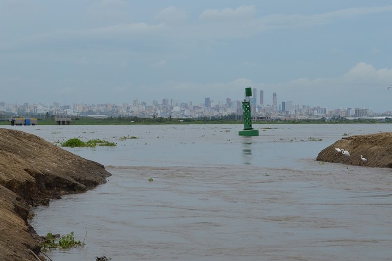 Imagen de la embocadura del Caño Clarín Viejo en la zona del Río Magdalena. Al fondo se aprecia la ciudad de Barranquilla. 
