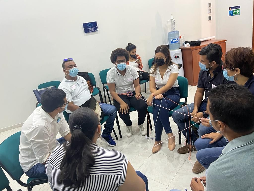 Mesa de trabajo docentes reflexionando sobre temas del taller