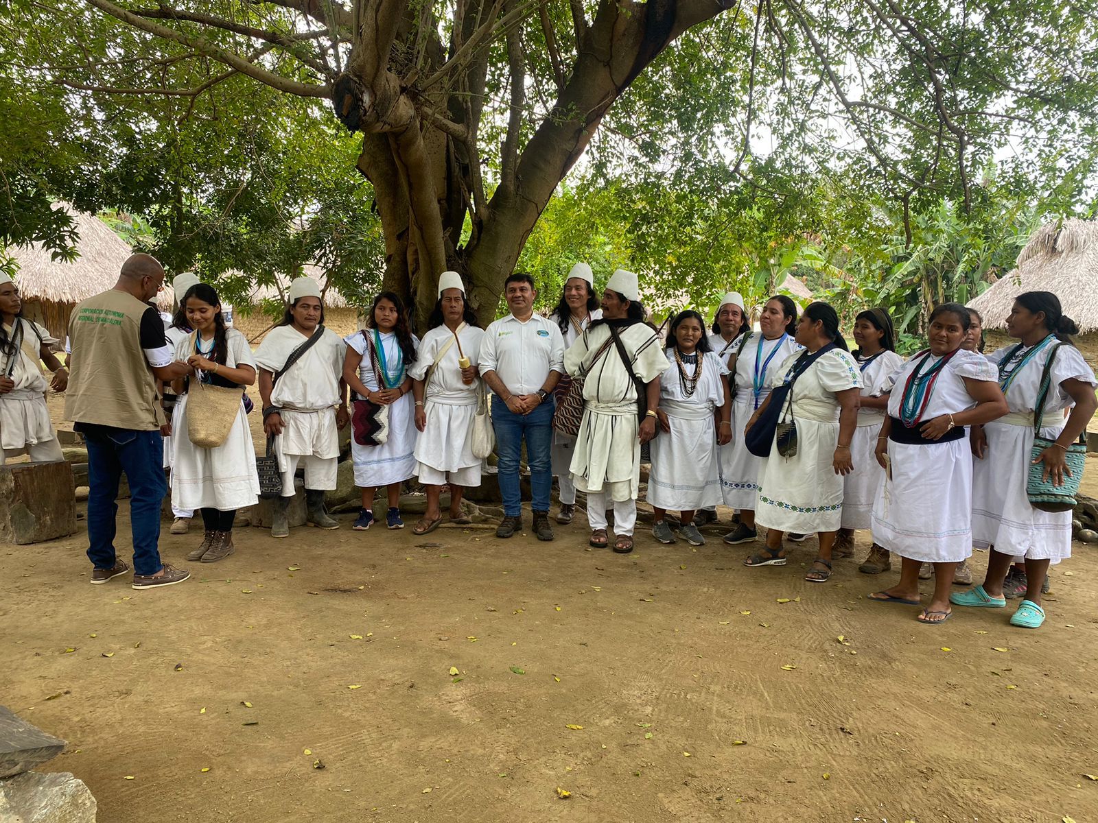 grupo de indigenas con Director