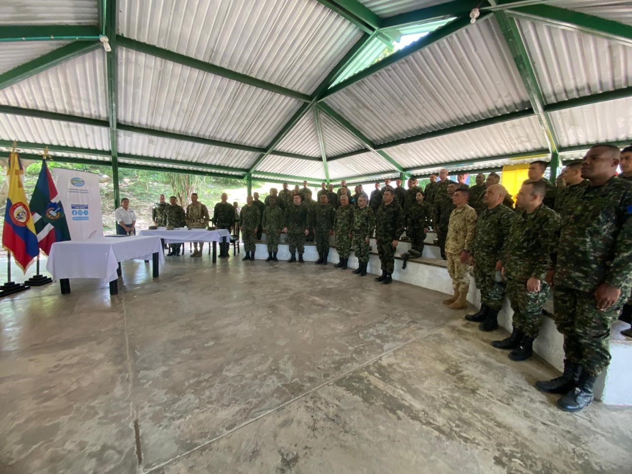 Foto panoramica donde se observa los soldados cantando el himno