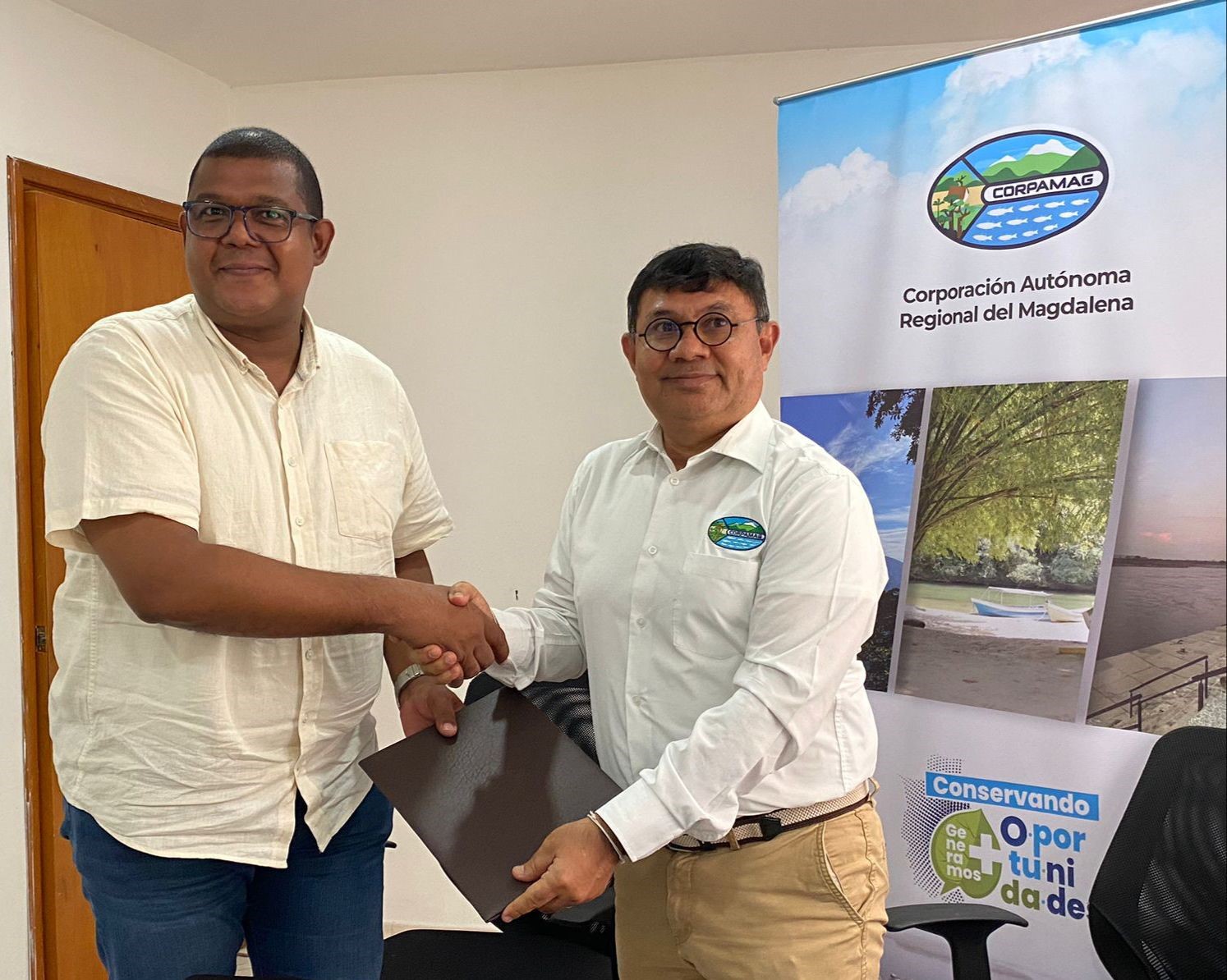 Apreton de mano entre Director de CORPAMAG y Vicerrector UnisimonBolivar