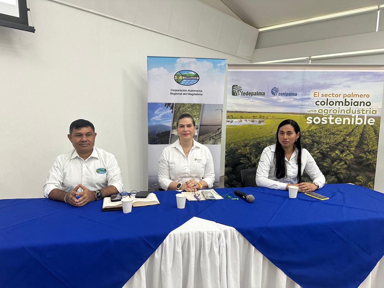 Director de CORPAMAG, directora Fedelpalma sentada en mesa proncipal