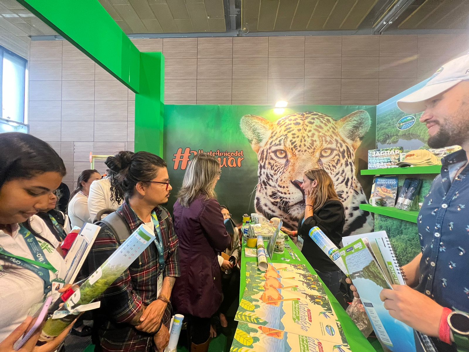 Funcionarios en stand atendiendo pùblico