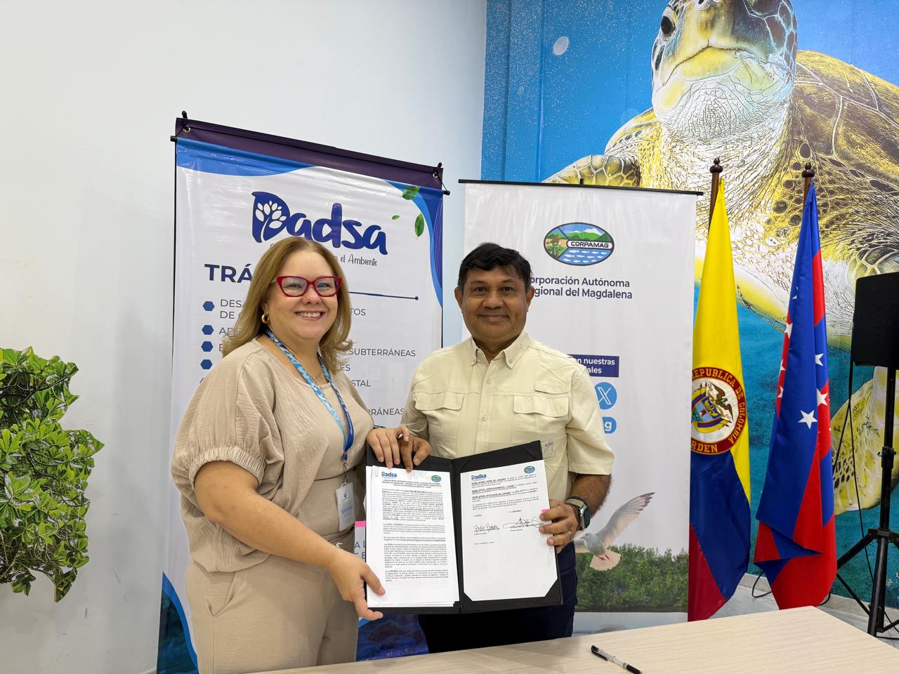 Director de CORPAMAG y Directora de Dadsa sosteniendo convenio