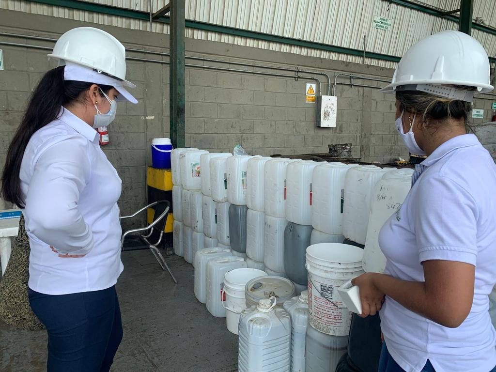 Funcionaria con gestor de aceite