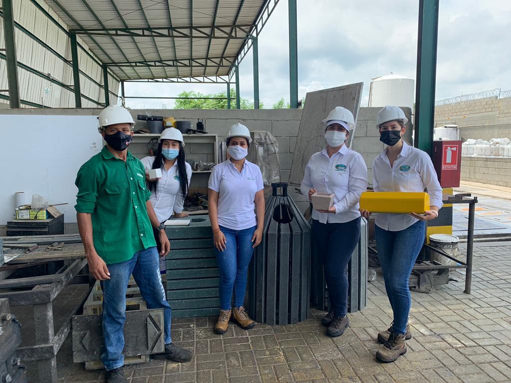 Equipo de CORPAMAG Subdirección de Gestión Ambiental en empresa de Gestor de Aceite de Cocina Usado