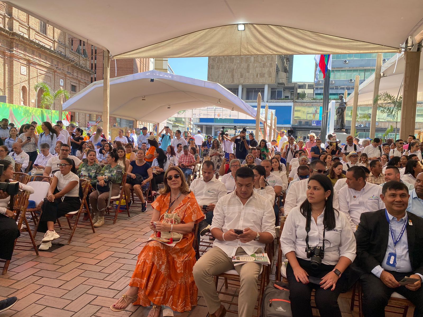 Publico en plazoleta y presencia del Director de CORPAMAG