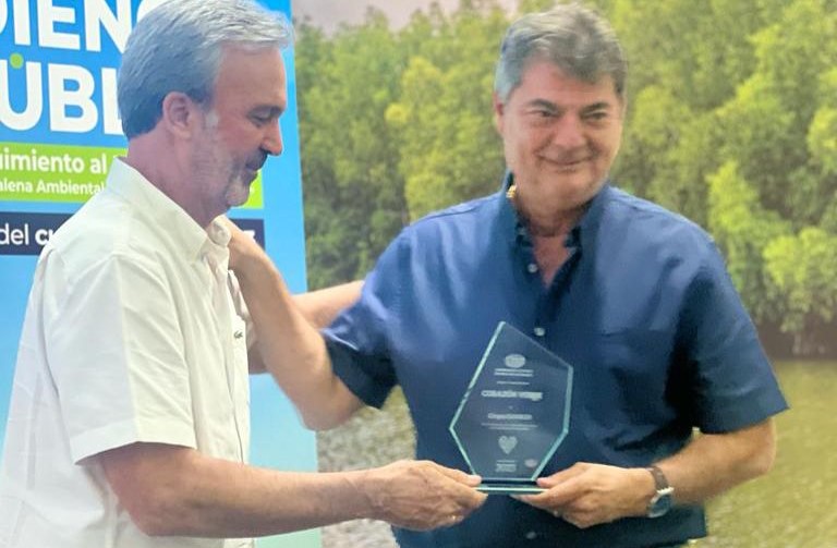 Director de CORPAMAG entregando reconocimiento a Presidente de DAABON