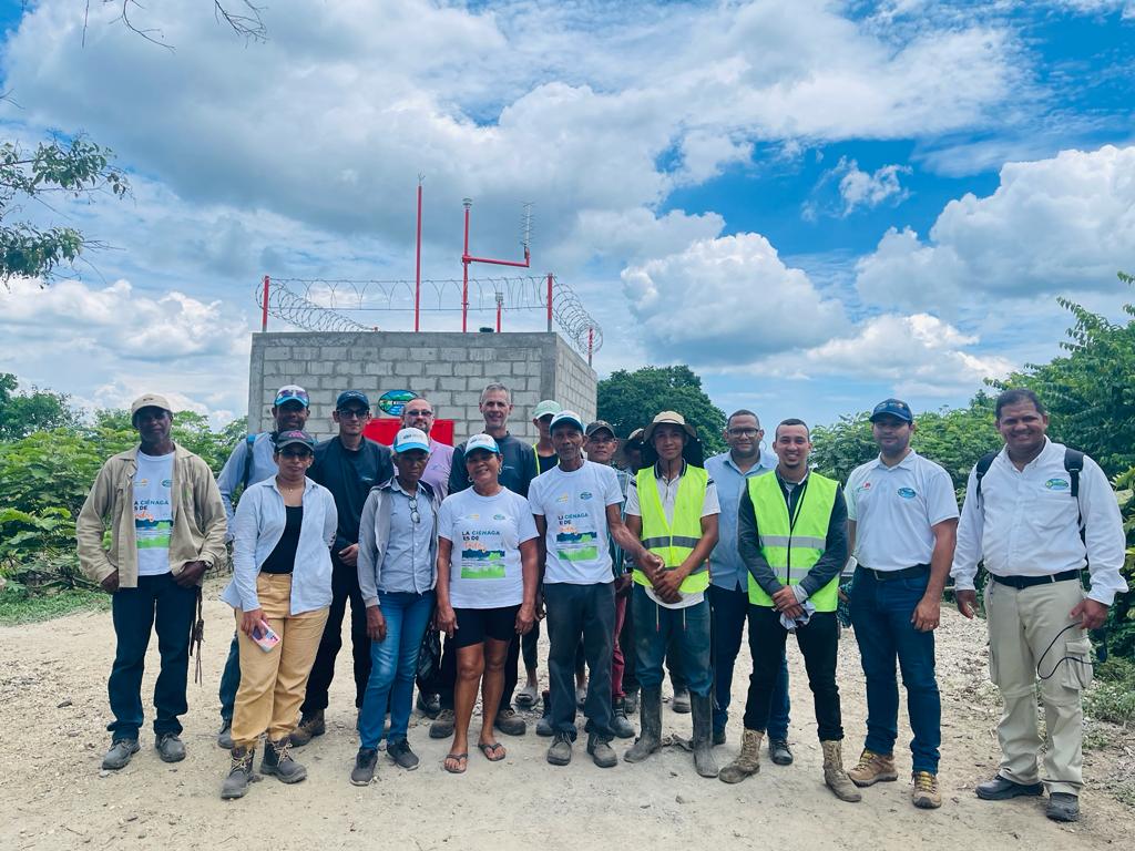 Foto grupal comunidad y funcionarios en el Caño Los Micos Estaciòn de Monitoreo