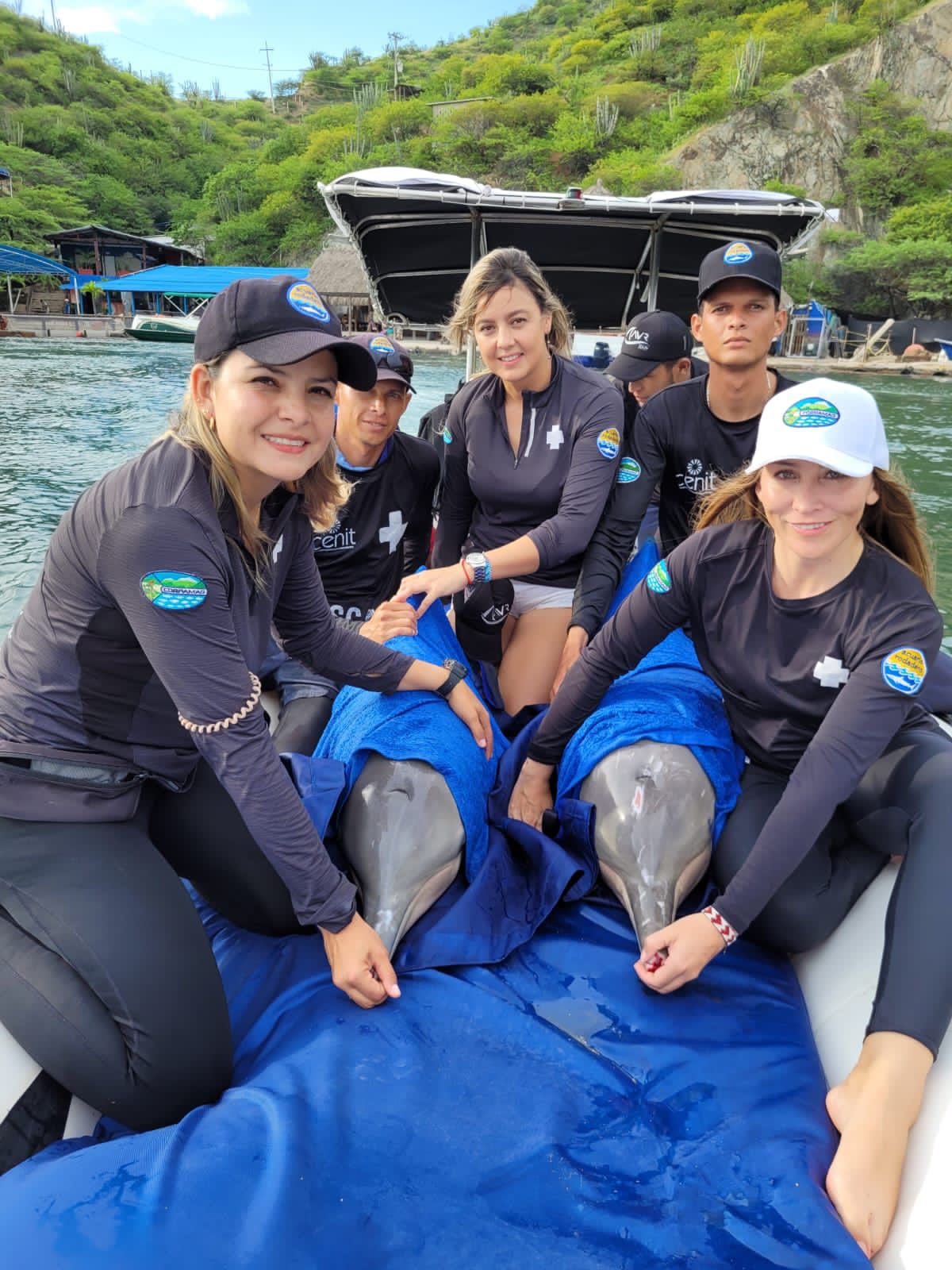 Equipo humano del Centro de Fauna con los dos delfines