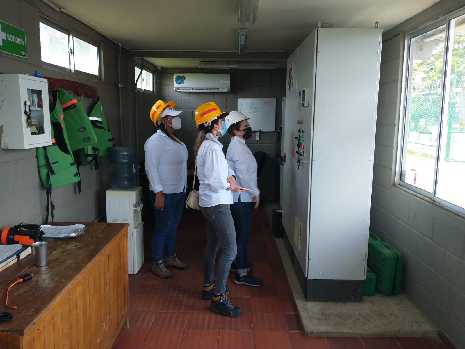 Personal de CORPAMAG en instalaciones CI Tequenadama