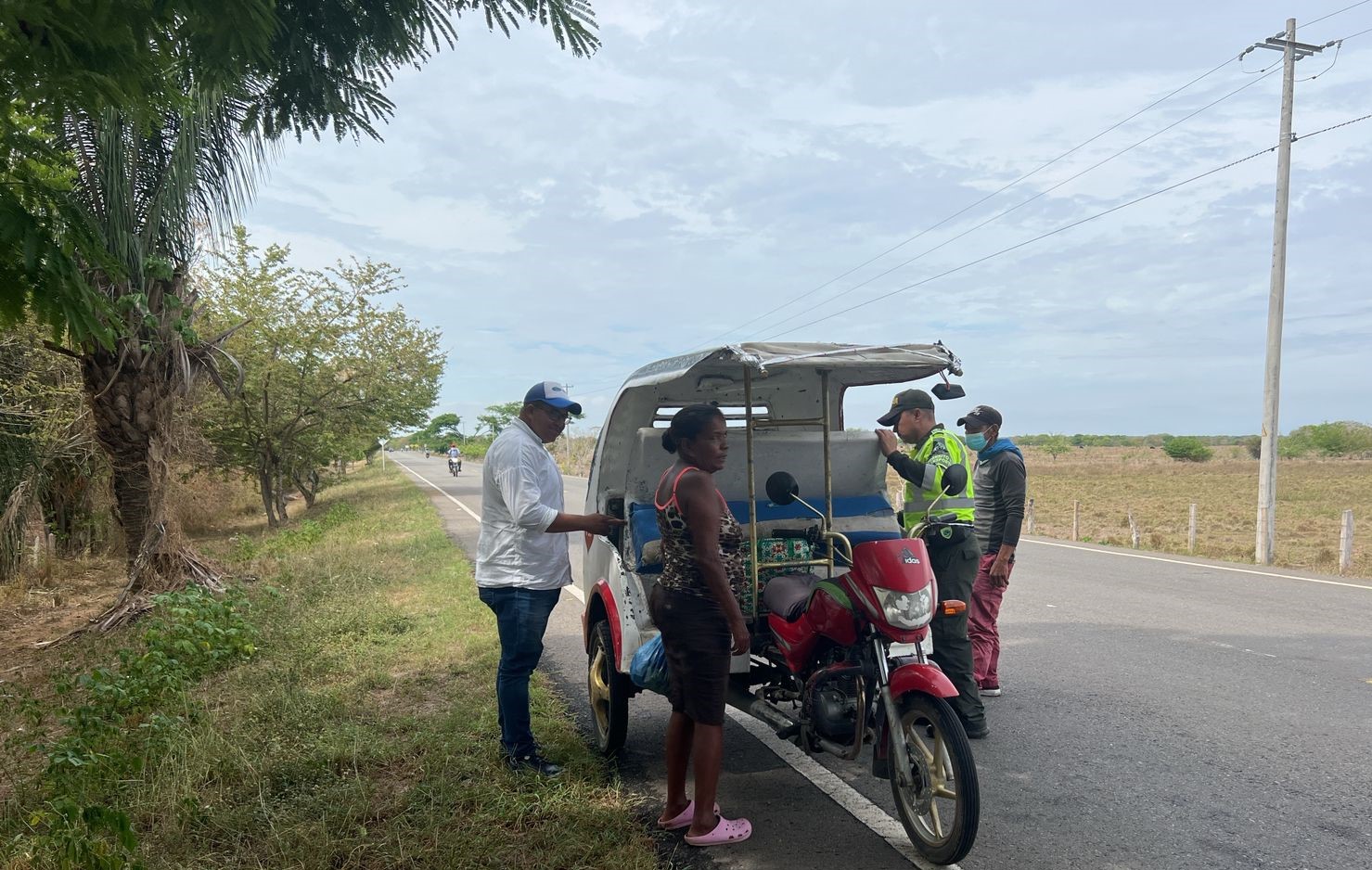 Personal de la policia y Corpamag inspeccionando moto