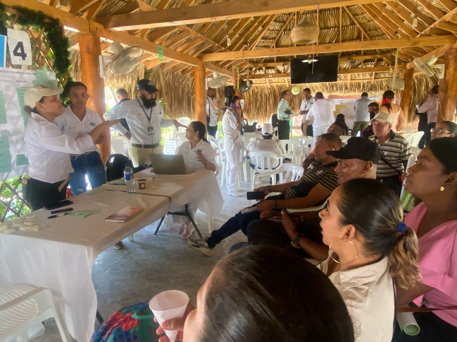 mesa de trabajo de educacion ambiental y negocios verdes con comunidad