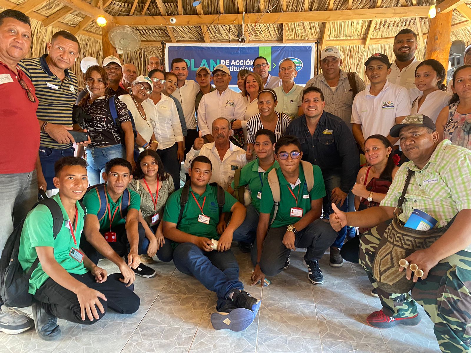Foto grupal comunidad, Alcade de Plato y Director de CORPAMAG