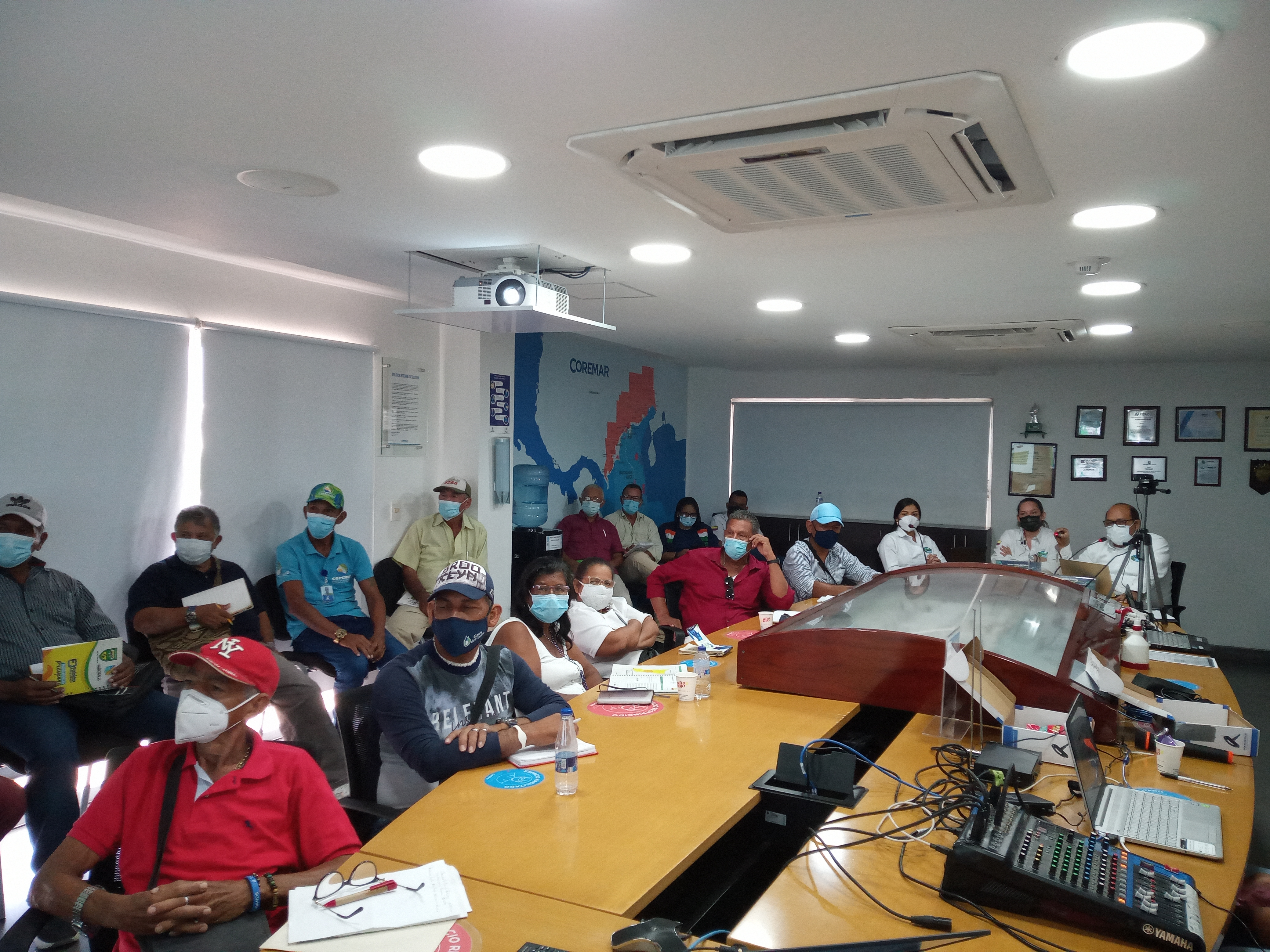 Reunion con miembros de la comunidad en recinto