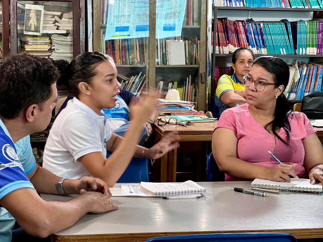 funcionaria de CORPAMAG interviniendo en reunion