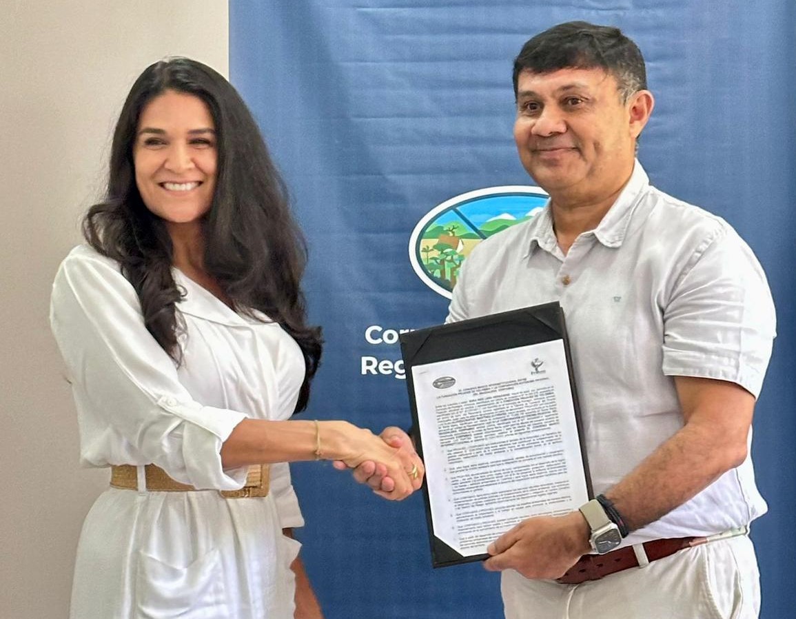 Director de CORPAMAG y Directora de Pro aves estrechan la mano