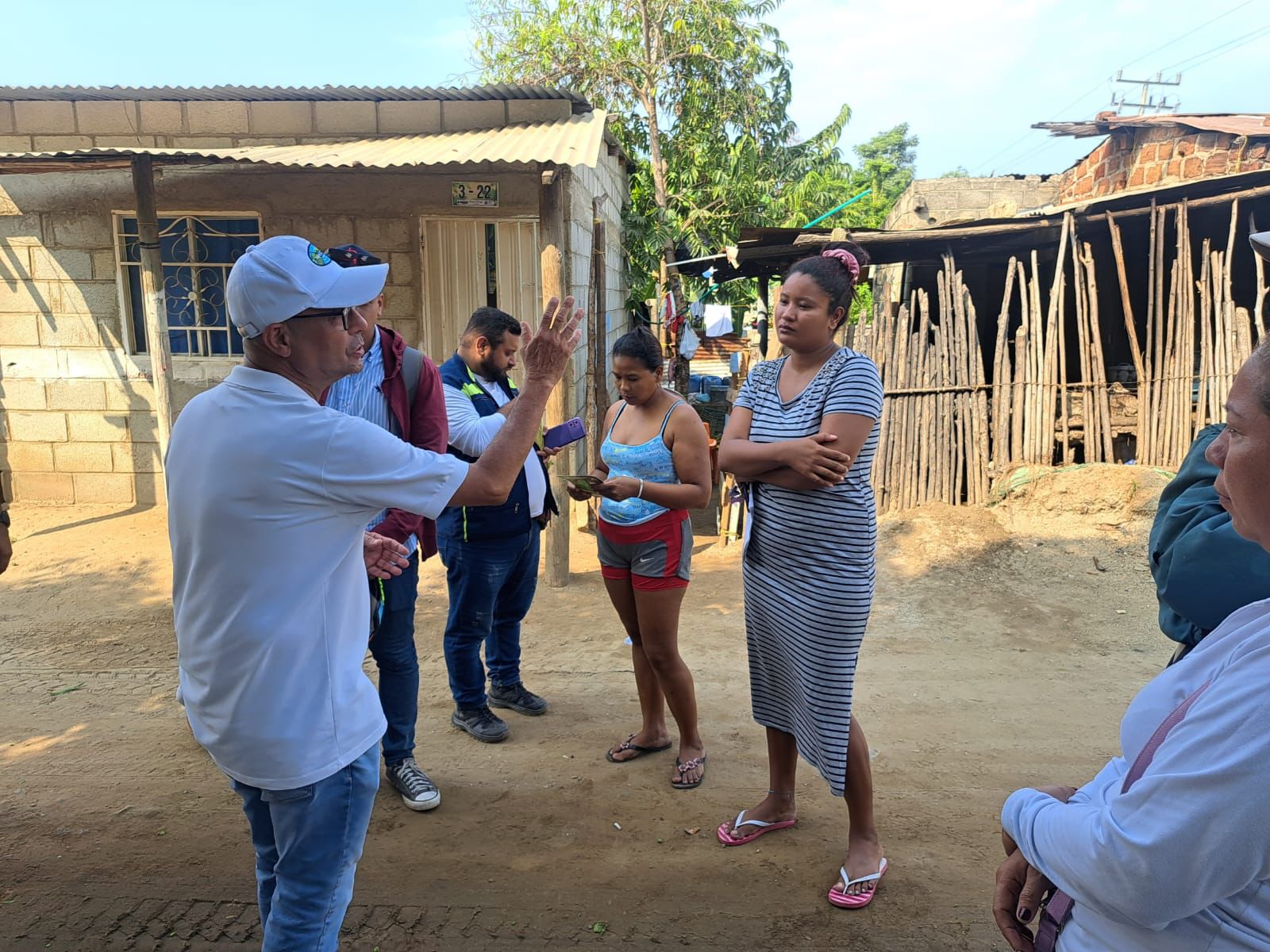 Personal de CORPAMAG hablando con la comunidad