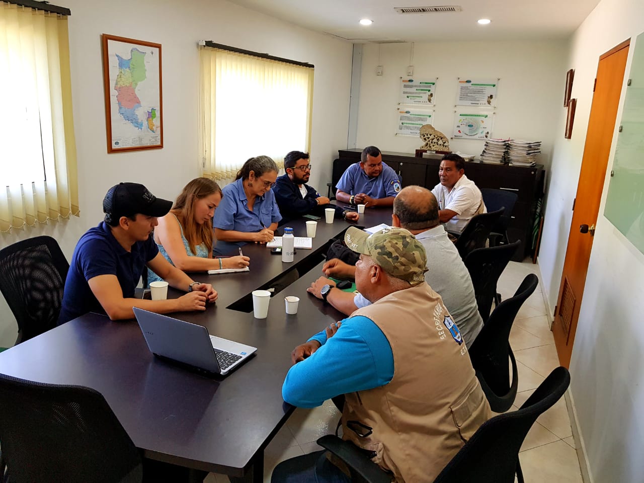 Ocho personas unos funcionarios de Corpamag y otros de Parques reunidos en instalaciones de la entidad analizando las acciones a implementar sobre la enfermedad del Mono Aullador.