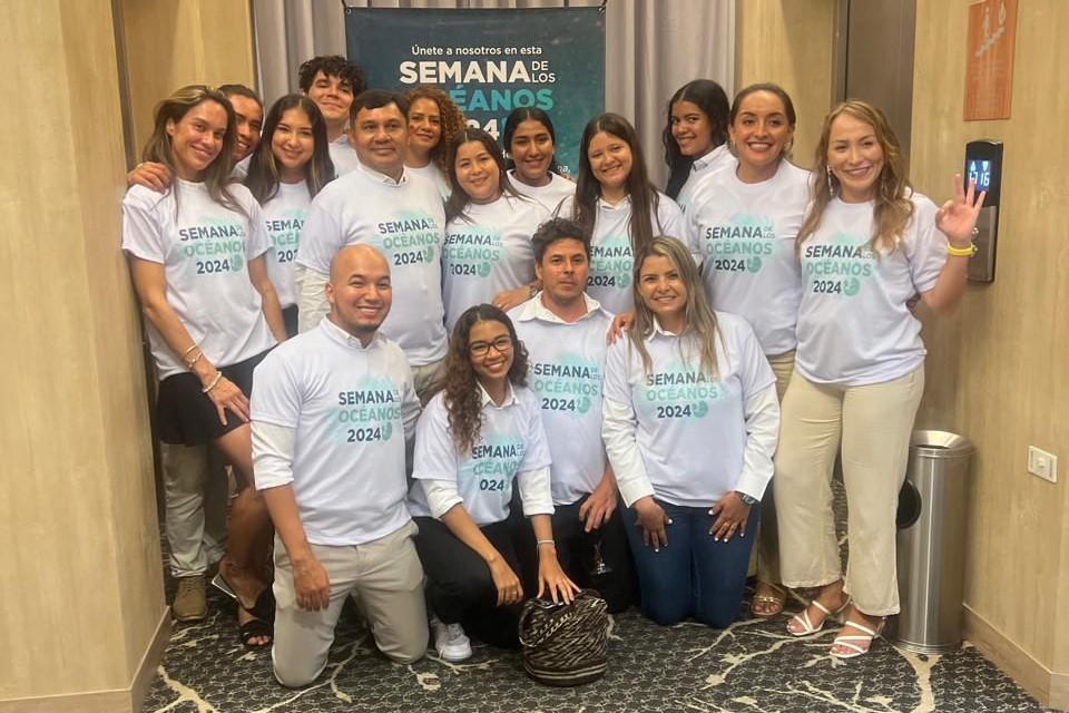Grupo de organizador y Director general en foto