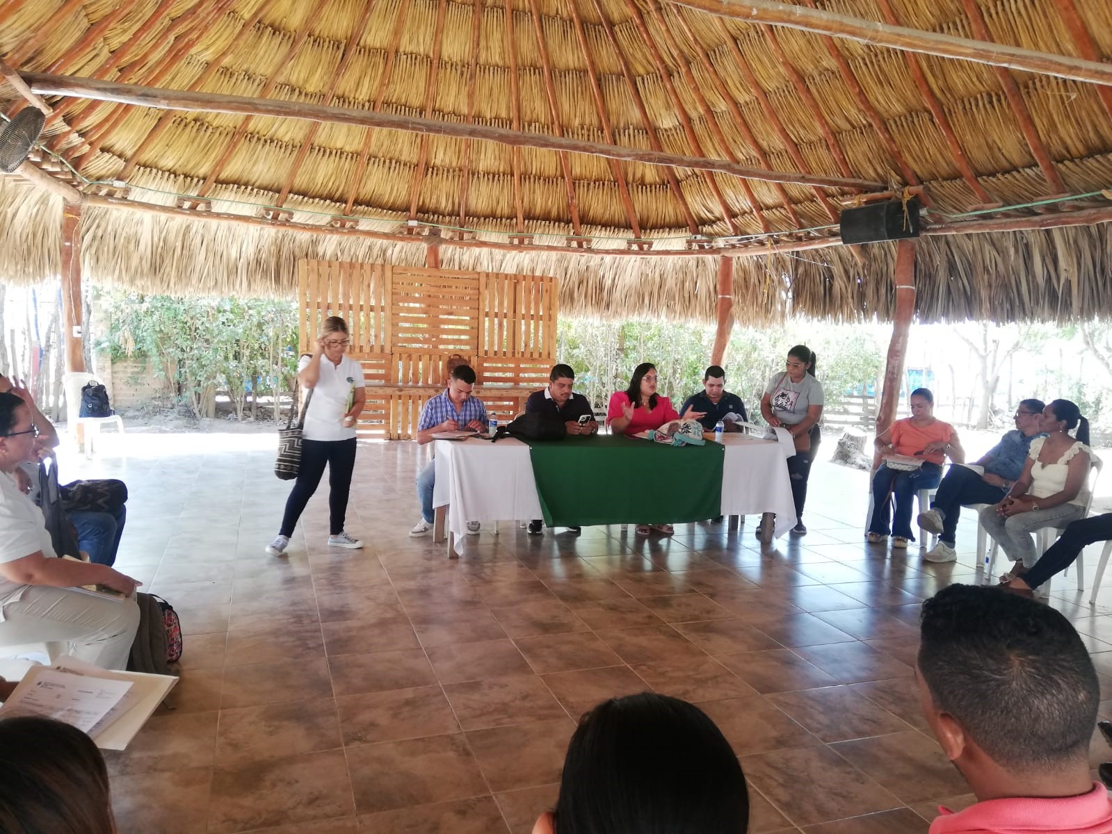 Reunión comunitaria con personal de CORPAMAG
