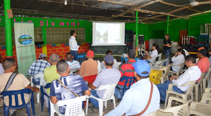 En la imagen se observan a los habitantes de la comunidad de la vereda Carital, corregimiento de Río Frío, municipio Zona Bananera, que asistieron a la reunión de socialización de la obra. Dirige la reunión un funcionario de Corpamag. 