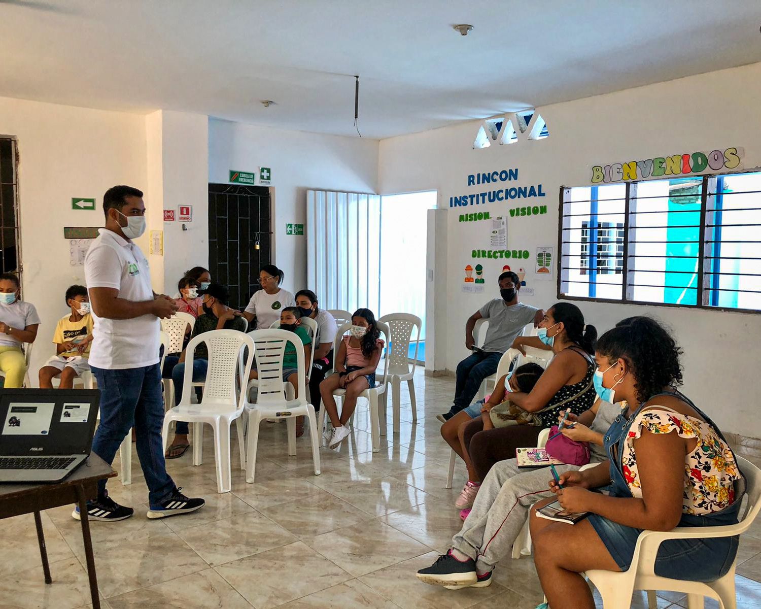 Taller con funcionario y niños en salón de clase