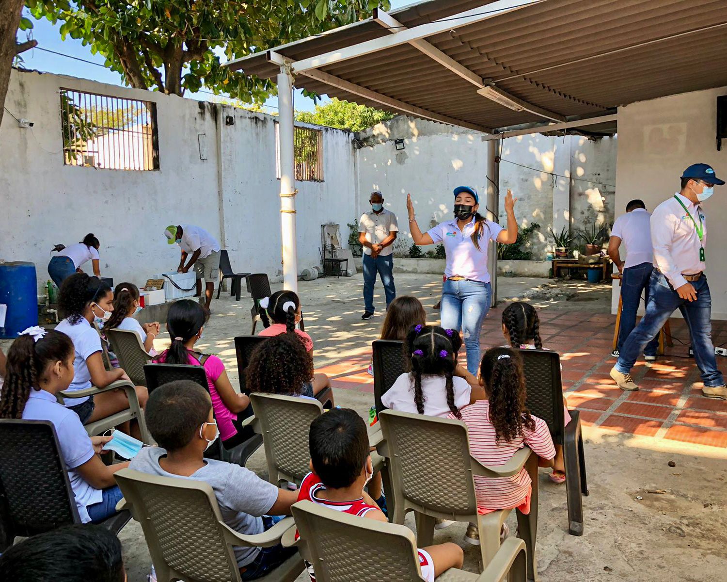 Facilitador en taller con niños escuchando