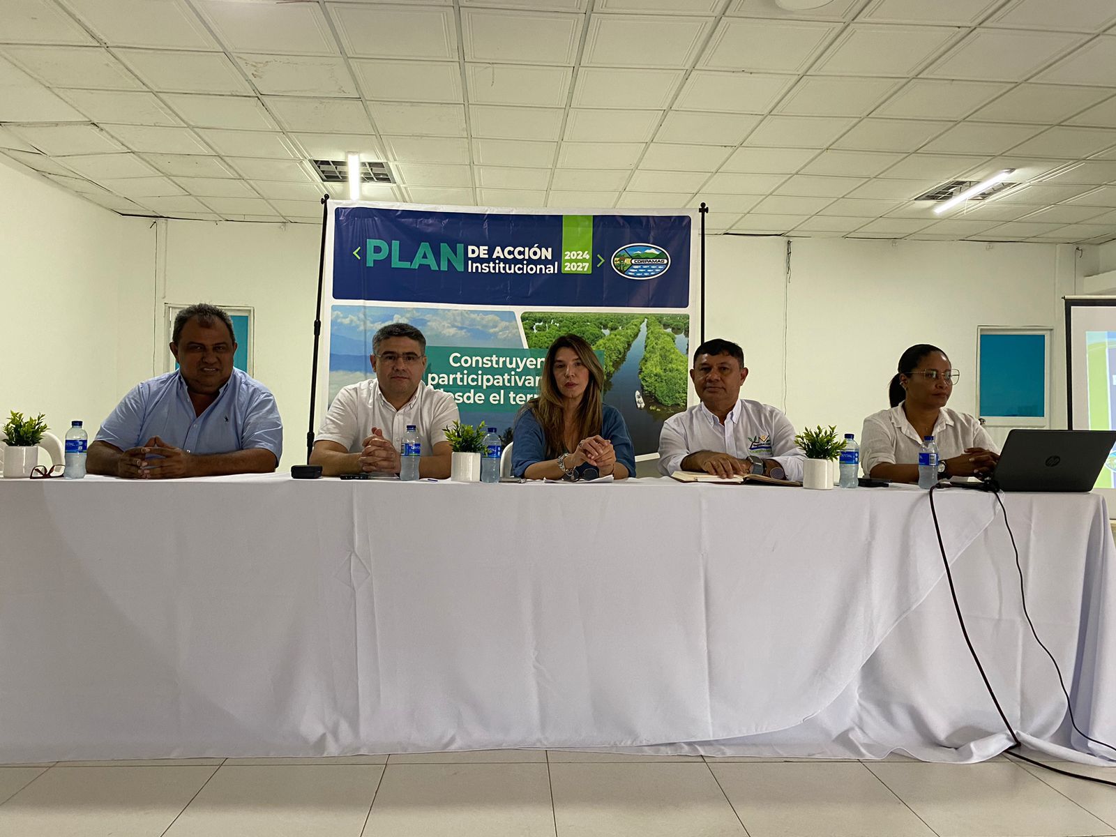 Mesa principal con Alcaldes y Director de CORPAMAG