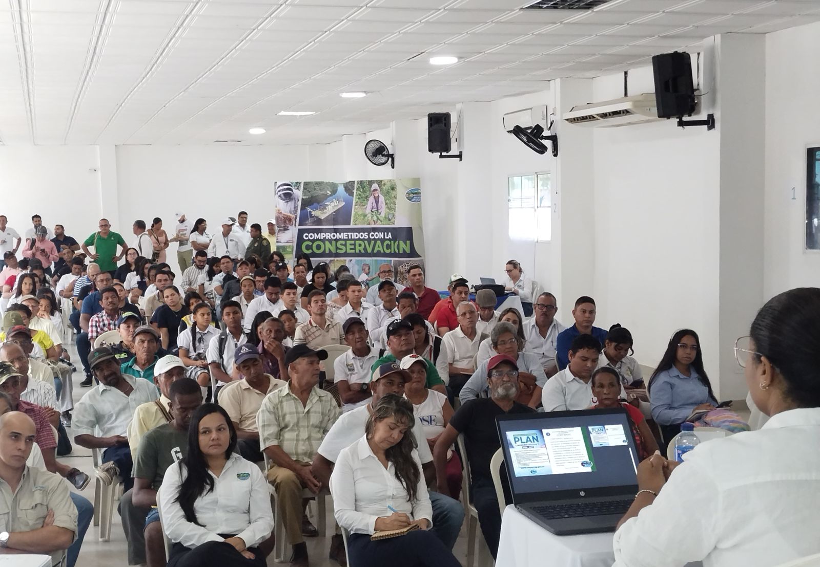 Auditorio con personas 