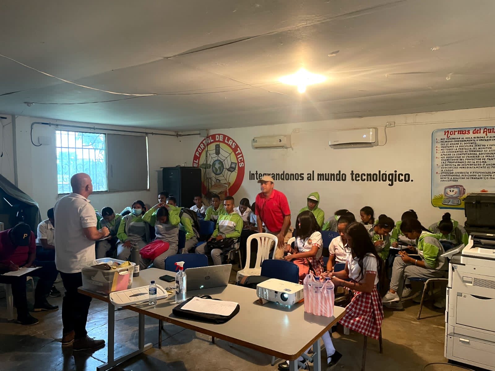 Reuniòn en salòn con comunidad y funcionario de CORPAMAG