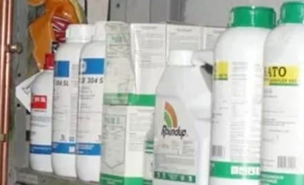 Envases de agroquimicos en un estante