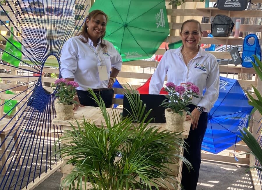 Funcionarias de CORPAMAG en stand