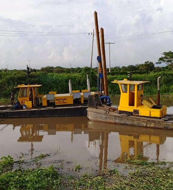 Maquina en caño realizando dragado