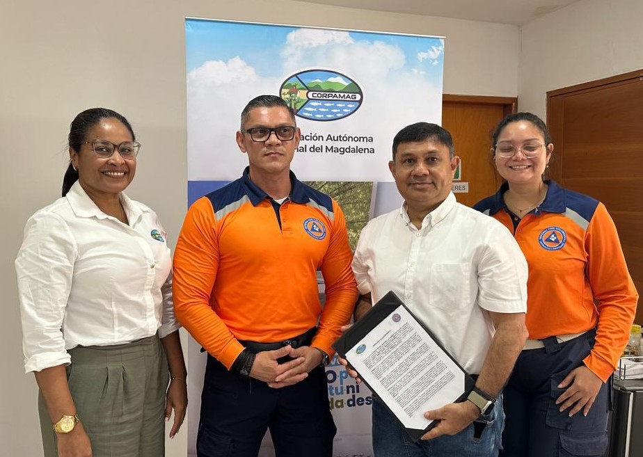 Foto grupal donde aparece Director con gerente de la defensa civil