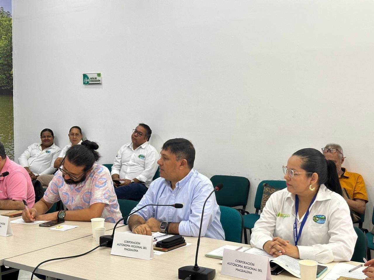 Director de CORPAMAG en mesa sentado junto a la Subdirectora de Educacion Ambiental de CORPAMAG