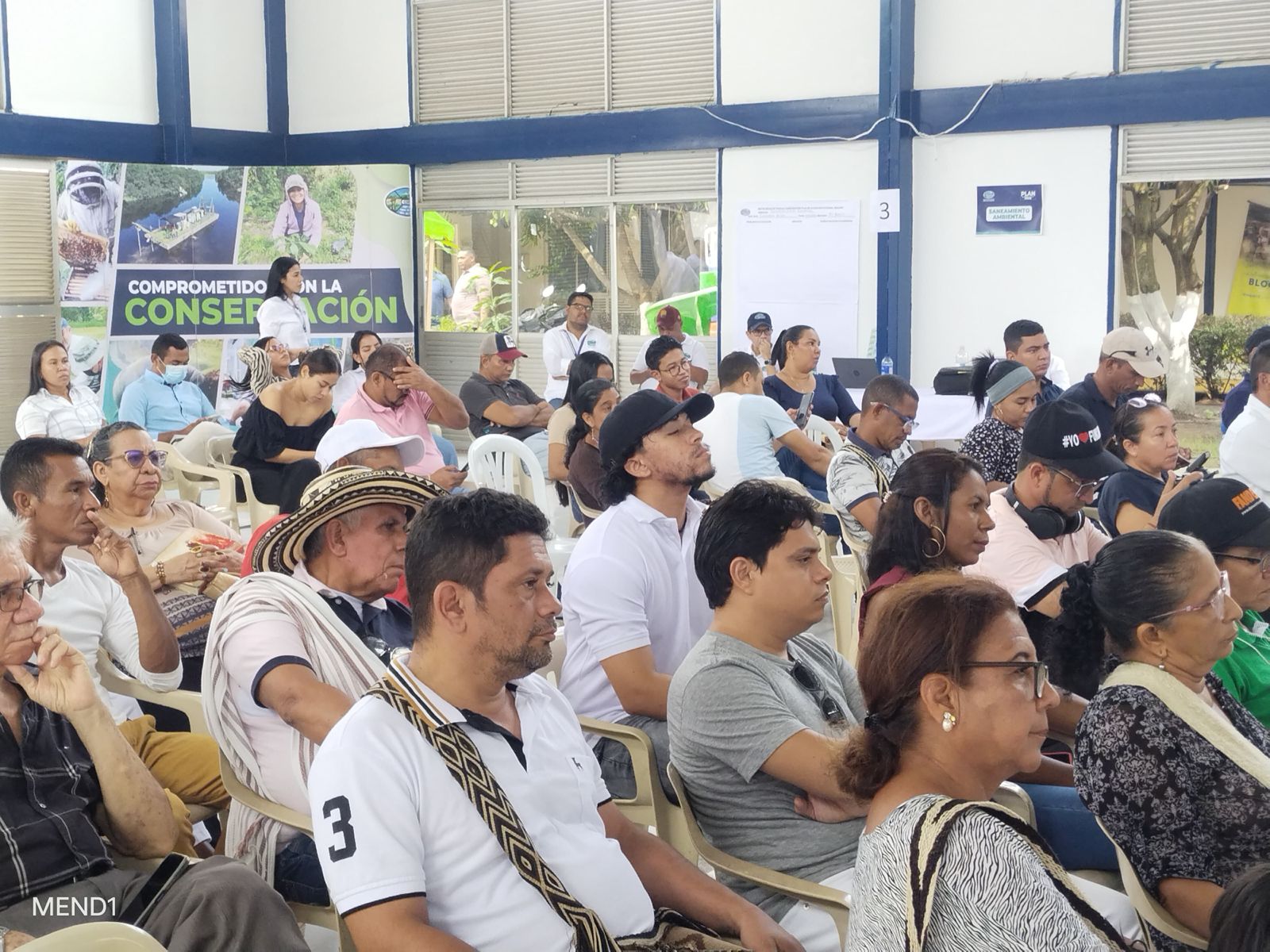 foto panoramica con comunidad en el auditorio