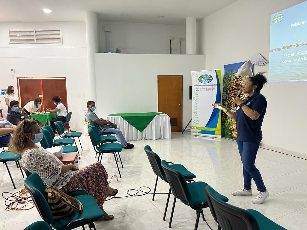 Taller auditorio CORPAMAG con expositora del INVEMAR y publico