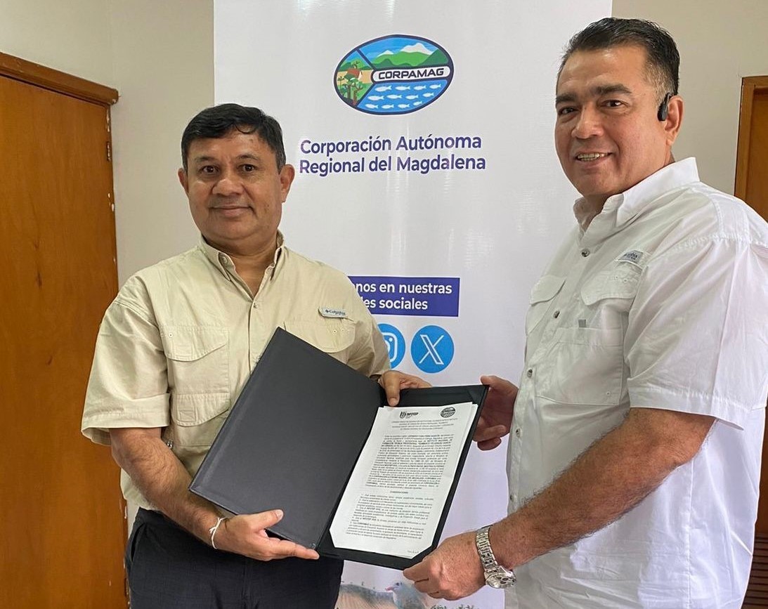 Director de Corpamag y Rector Infotep sostienen covenio en las manos