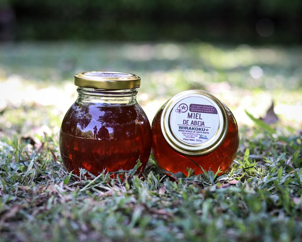Miel de abeja Wirakoku con marca de negocios verdes en etiqueta