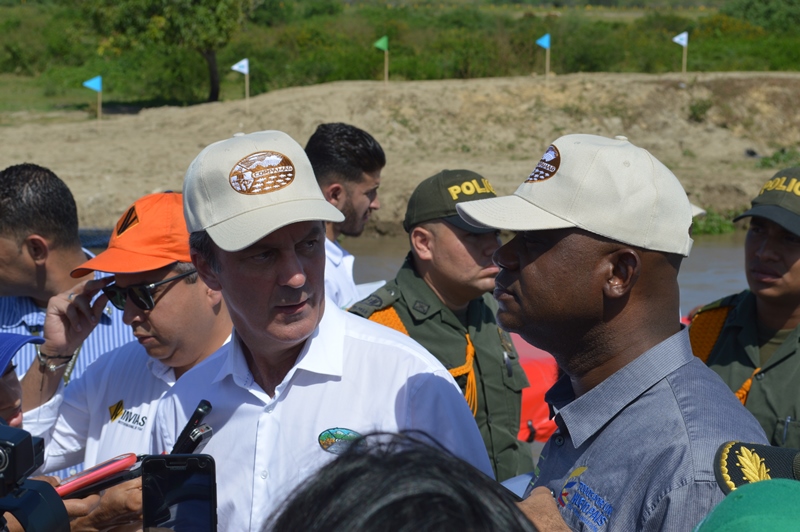 Imagen del director de Corpamag y el Ministro de Ambiente siendo entrevistados en el lugar de las obras.