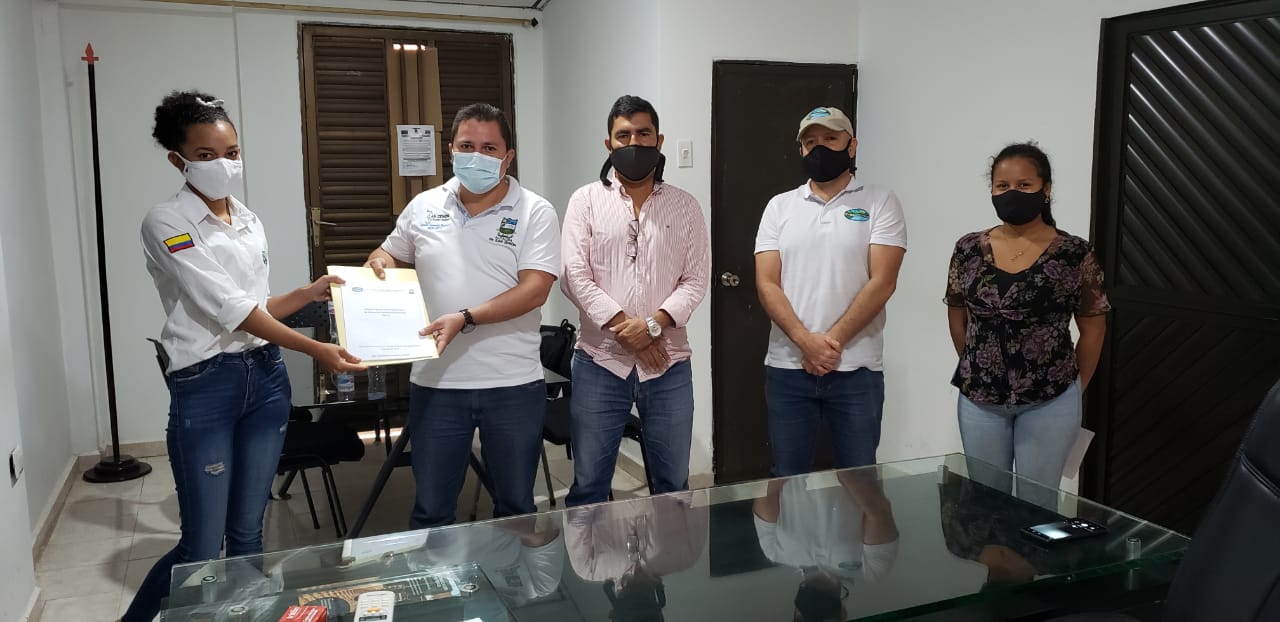 equipo Corpamag con miembros de alcaldias entregado plan de educacion ambiental