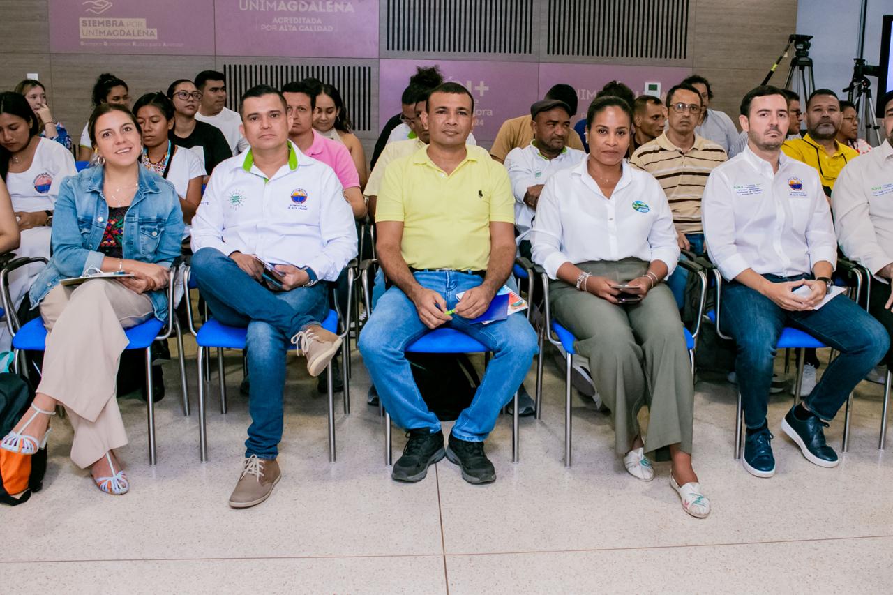 Invitados, sentados en el auditorio de Unimag