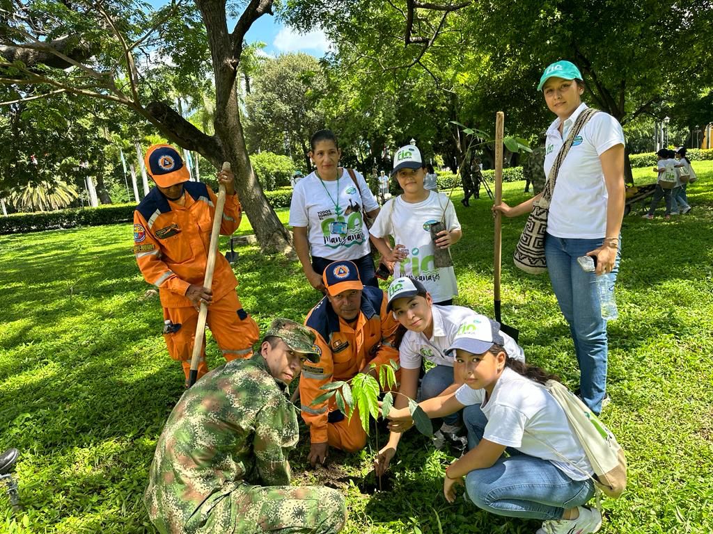 Funcionarios de CORPAMAG, ejercito, defensa civil y niños sembrando en la Quinta de San Pedro