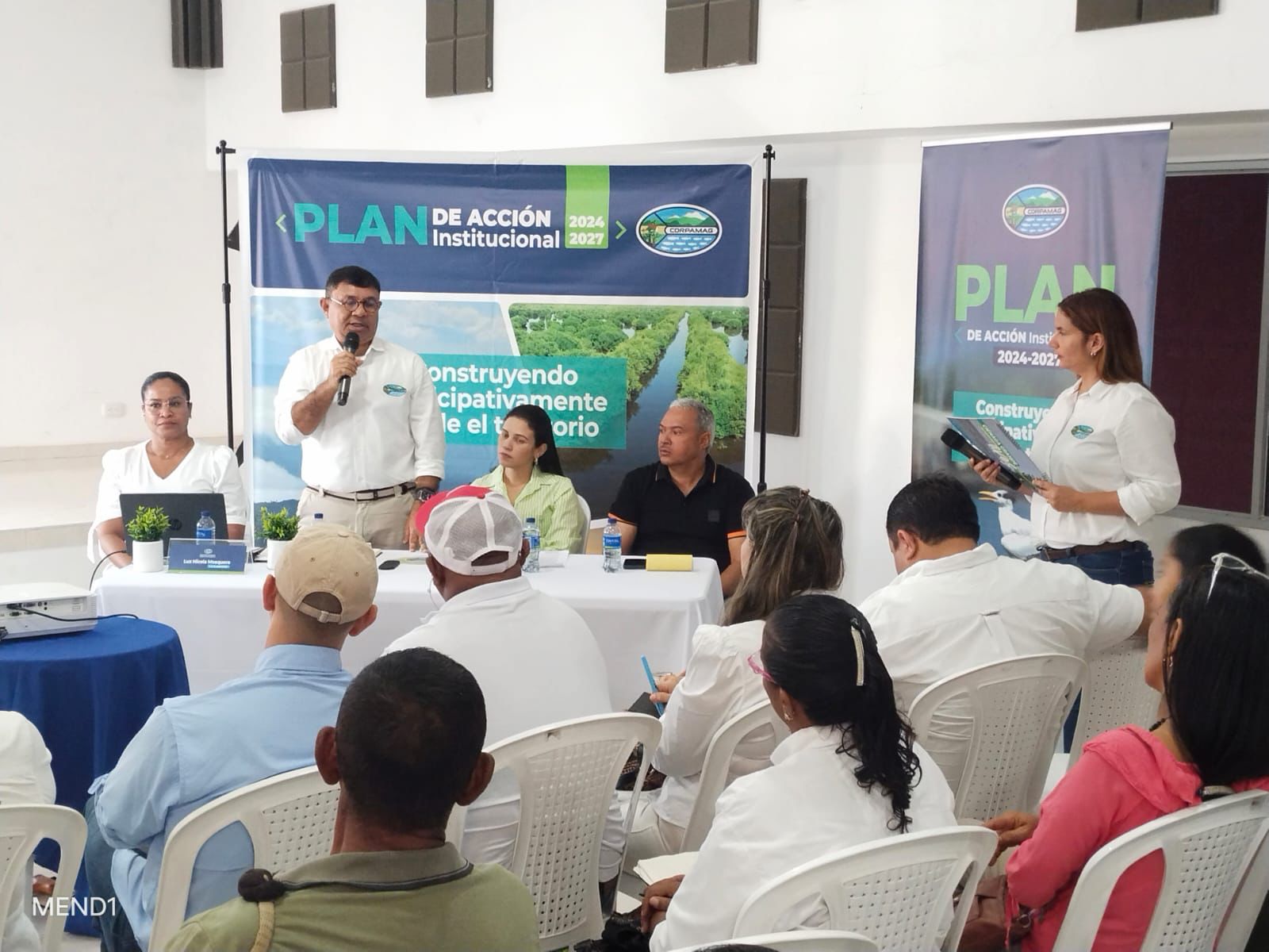 Director de CORPAMAG hablando por micrófono con el audtorio